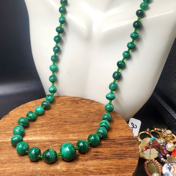 N1205 Green Malachite Bead Yellow Gold tone Clasp‎ Graduated Vintage Necklace - Picture 1 of 5